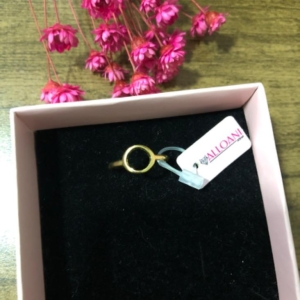 Anel com forma geométrica redondo