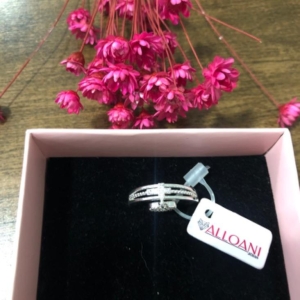 Anel com três fitas com cruz cravejada e coração