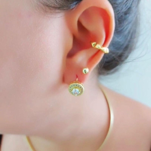 Brinco argola com circulo com zircônias