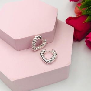 Brinco Argola Formato Coração Liso Entrelaçado