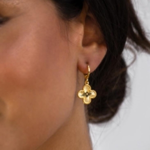 Brinco argolinha de click com trevo