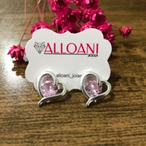 Brinco coração com pedra rosa