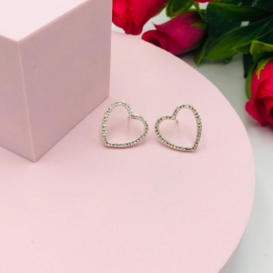 Brinco coração cravejado