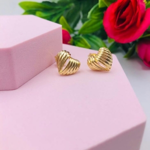 Brinco coração trabalhado