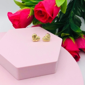 Brinco coração trabalhado