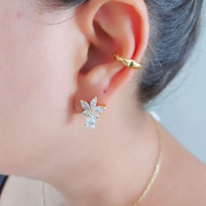 Brinco de flor com pedras