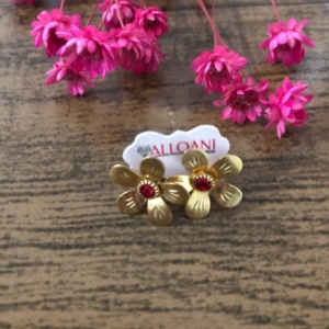 Brinco flor com pedra vermelha
