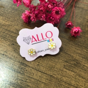 Brinco infantil margarida resinada