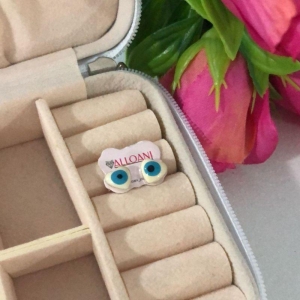 Brinco olho grego formato de coração