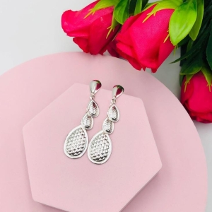 Brinco oval pendurado