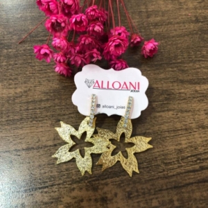 Brinco pendurado com flor