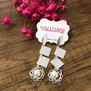 Brinco Pendurado com Formas Geométricas e Pérola