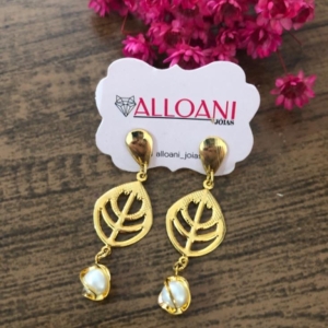 Brinco pendurado com pérola