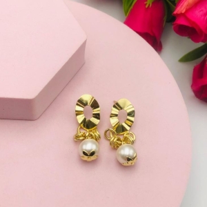 Brinco pendurado com pérola