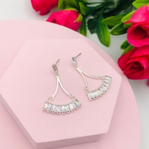 Brinco pendurado cravejado