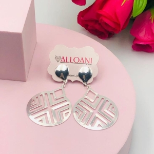 Brinco pendurado em formato redondo