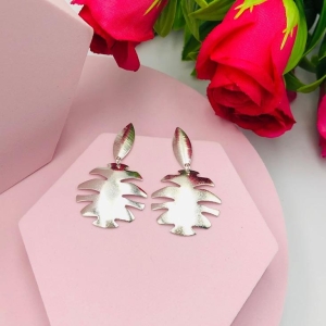 Brinco pendurado formato de folha