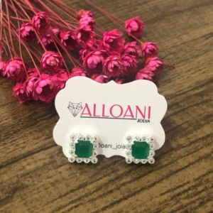 Brinco Quadra Cravejado com Pedra verde no Meio