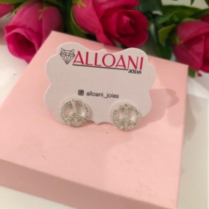 Brinco símbolo da paz cravejado