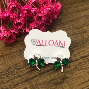 Brinco Trevo com Pedras Verdes