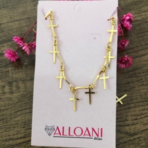 Colar choker com pingentes de cruz