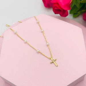 Colar com Pérolas com Cruz