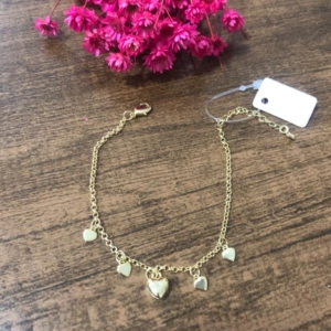 Pulseira com Pingentes de Corações