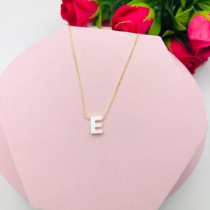 Colar Letra E Madrepérola