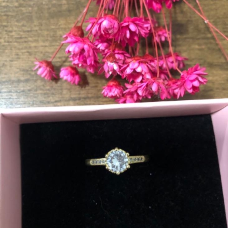 Anel solitário com zirconias