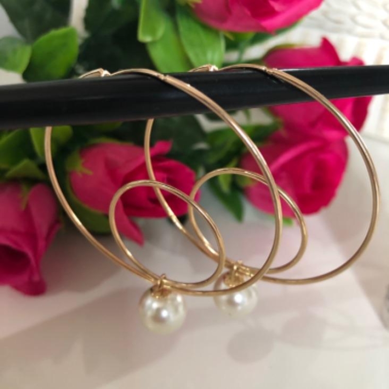 Brinco argola com pérola