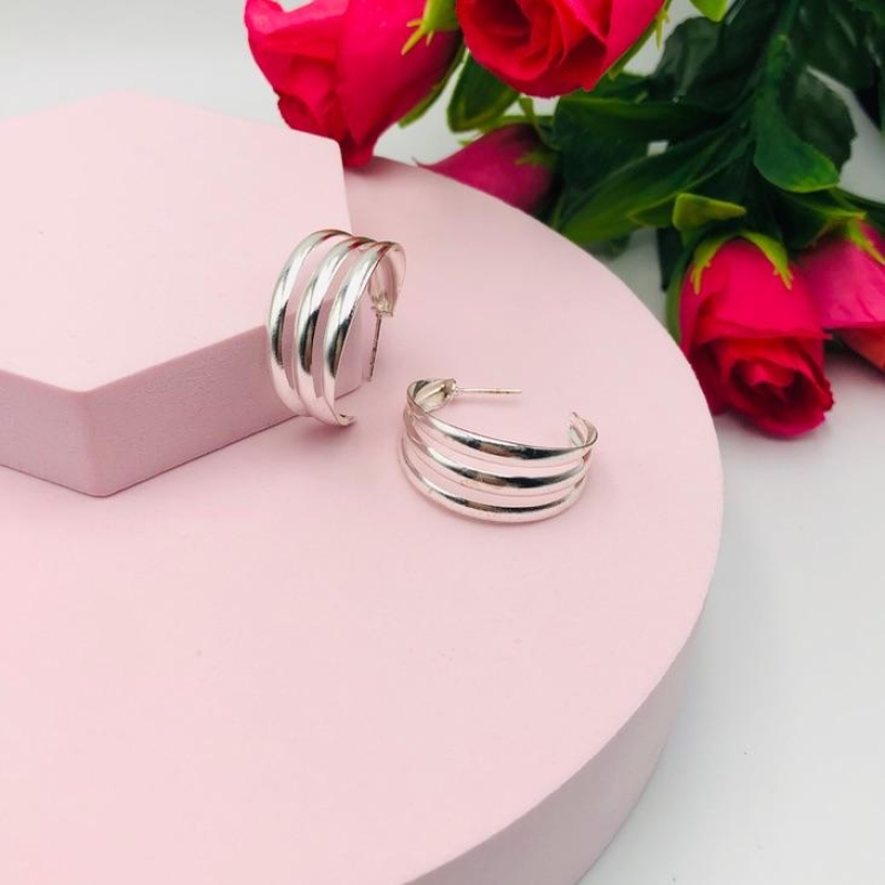 Brinco argola com três fios