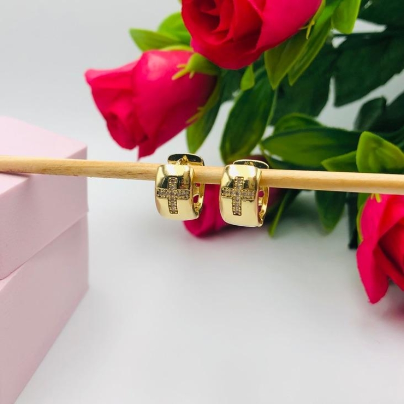 Brinco argolinha com Cruz cravejado