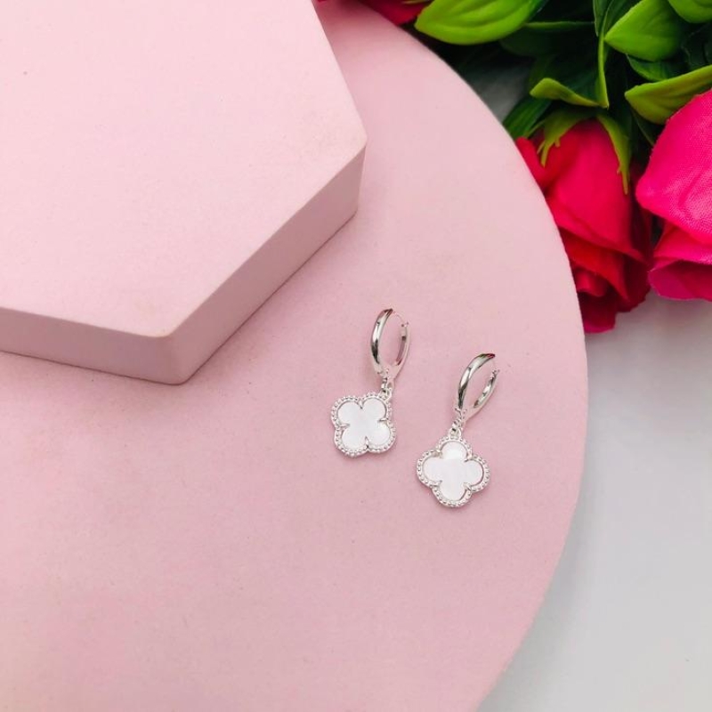 Brinco Argolinha Trevo Branco