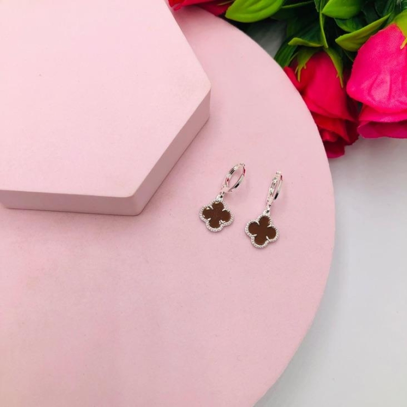 Brinco Argolinha Trevo Marrom