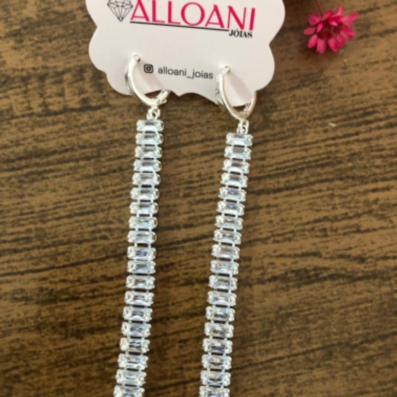 Brinco cartola com fio de Zirconia