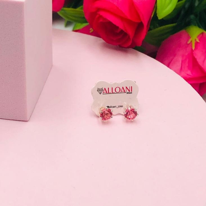 Brinco com ponto de luz rosa