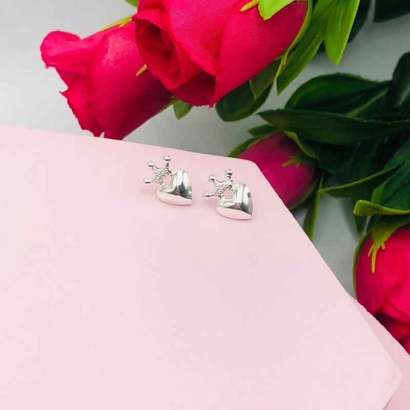 Brinco coração com coroa