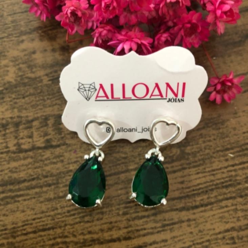 Brinco coração com um pedra verde