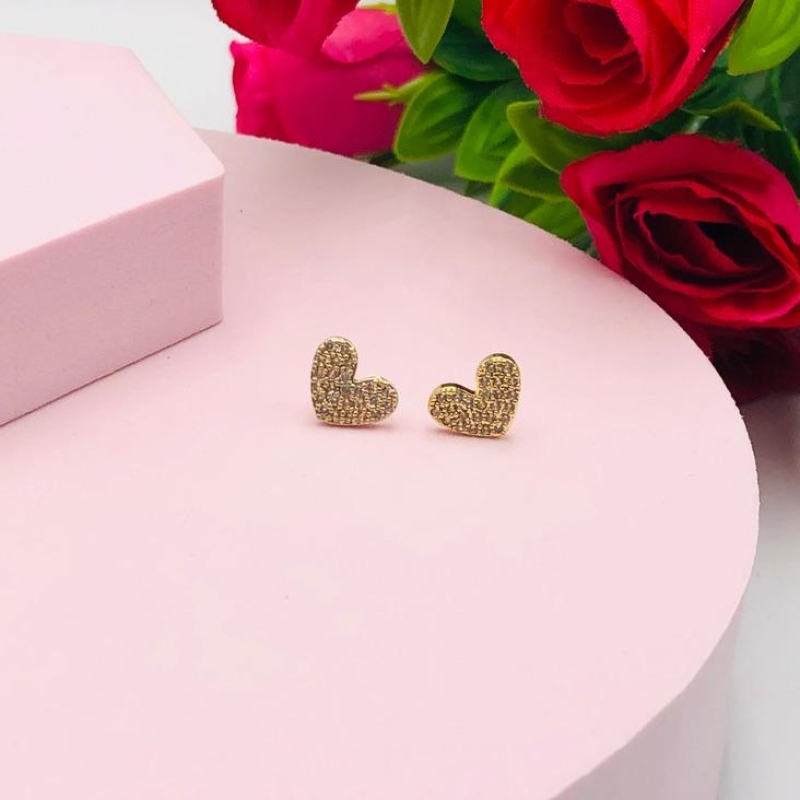 Brinco coração cravejado