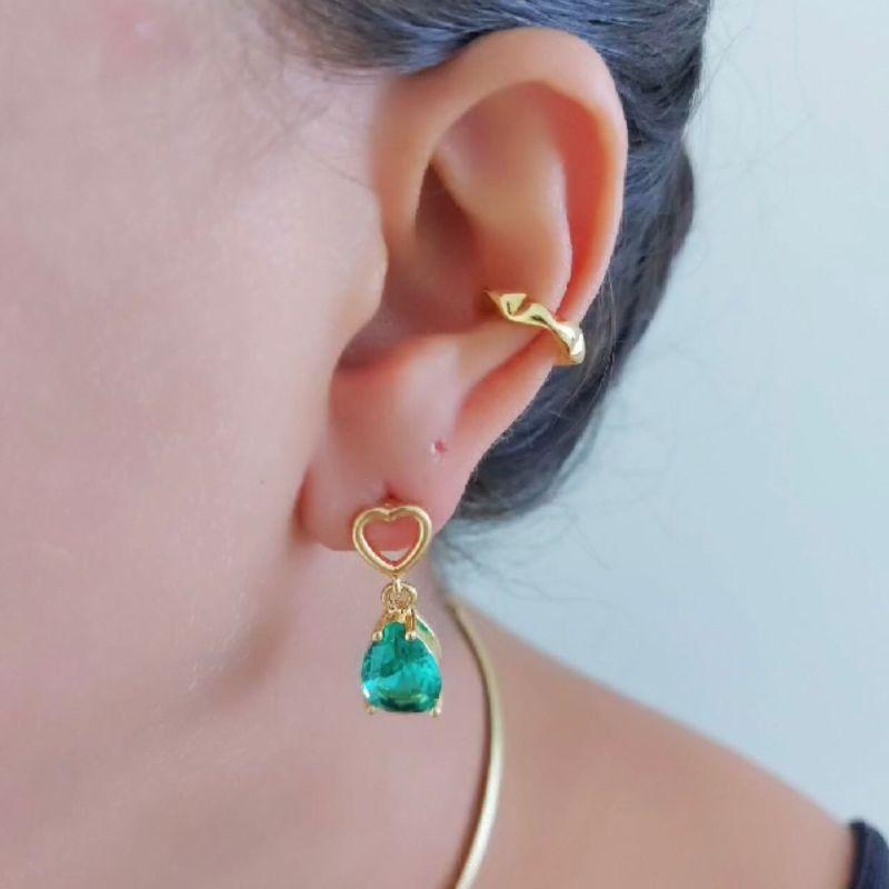 Brinco coração pendurado com gota verde