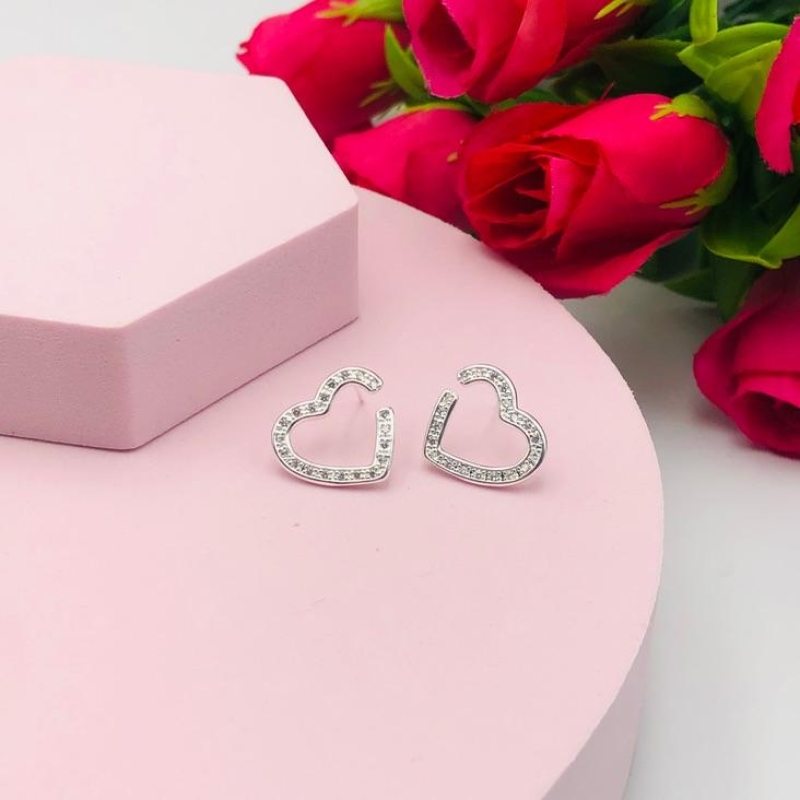 Brinco de Coração Aberto Cravejado