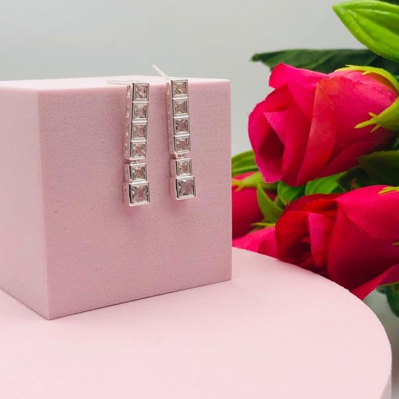 Brinco de Pedras Quadradas Penduradas