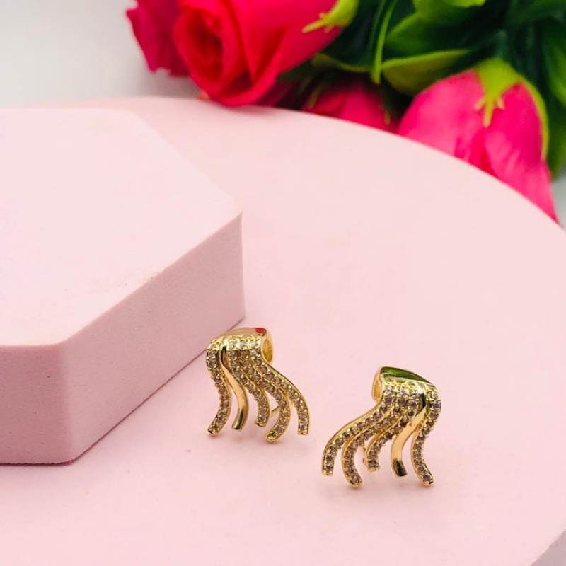 Brinco Ear Cuff Cravejado