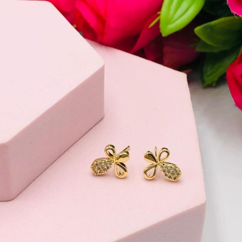 Brinco flor cravejada