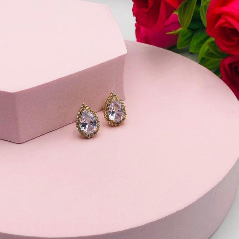 Brinco gota cravejado