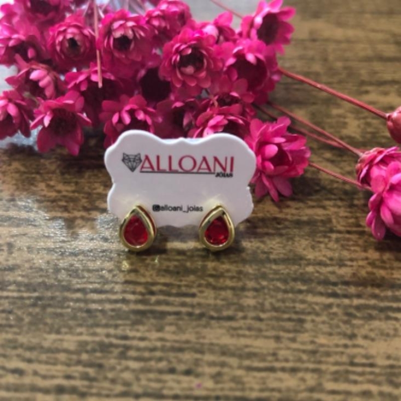 Brinco gota vermelha