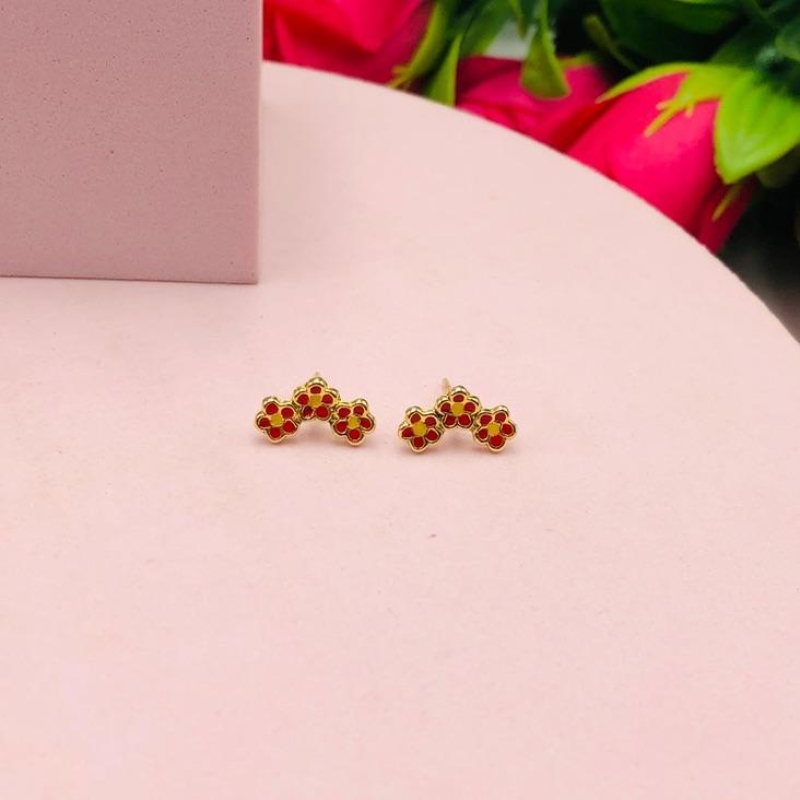 Brinco infantil três florzinhas resinadas