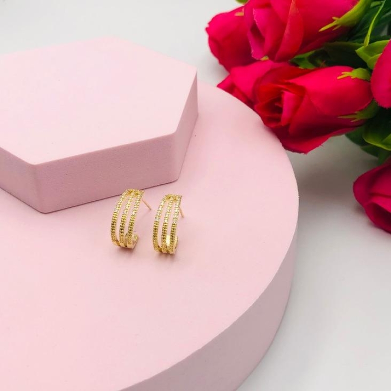 Brinco Meia Argola com 3 Linhas Cravejadas