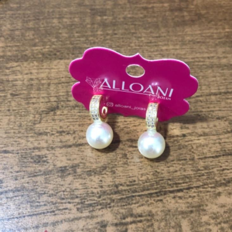 Brinco Meia Argola com Pérola