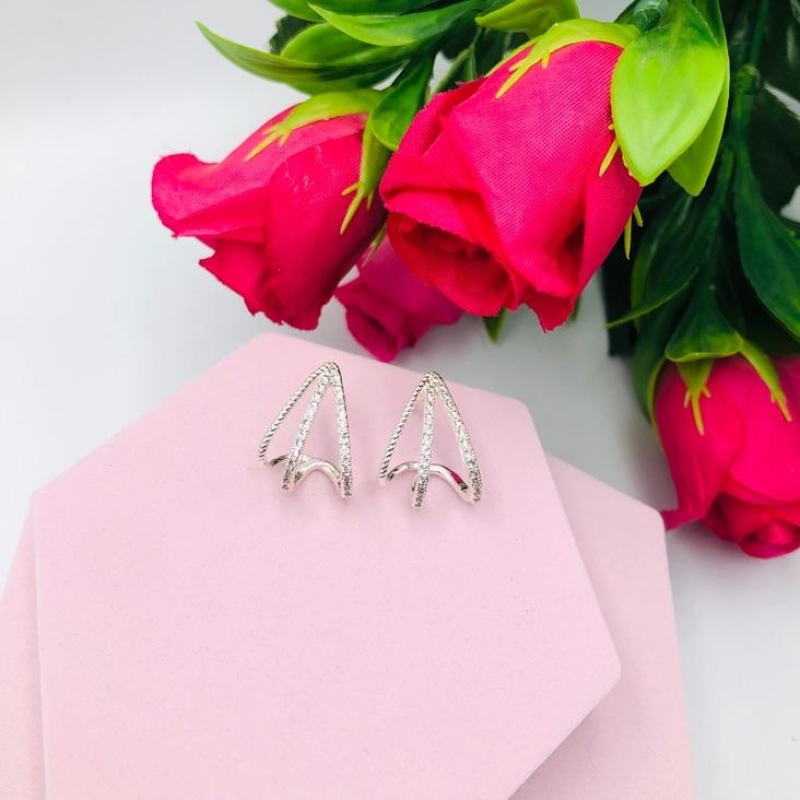 Brinco Meia Argola Cravejada